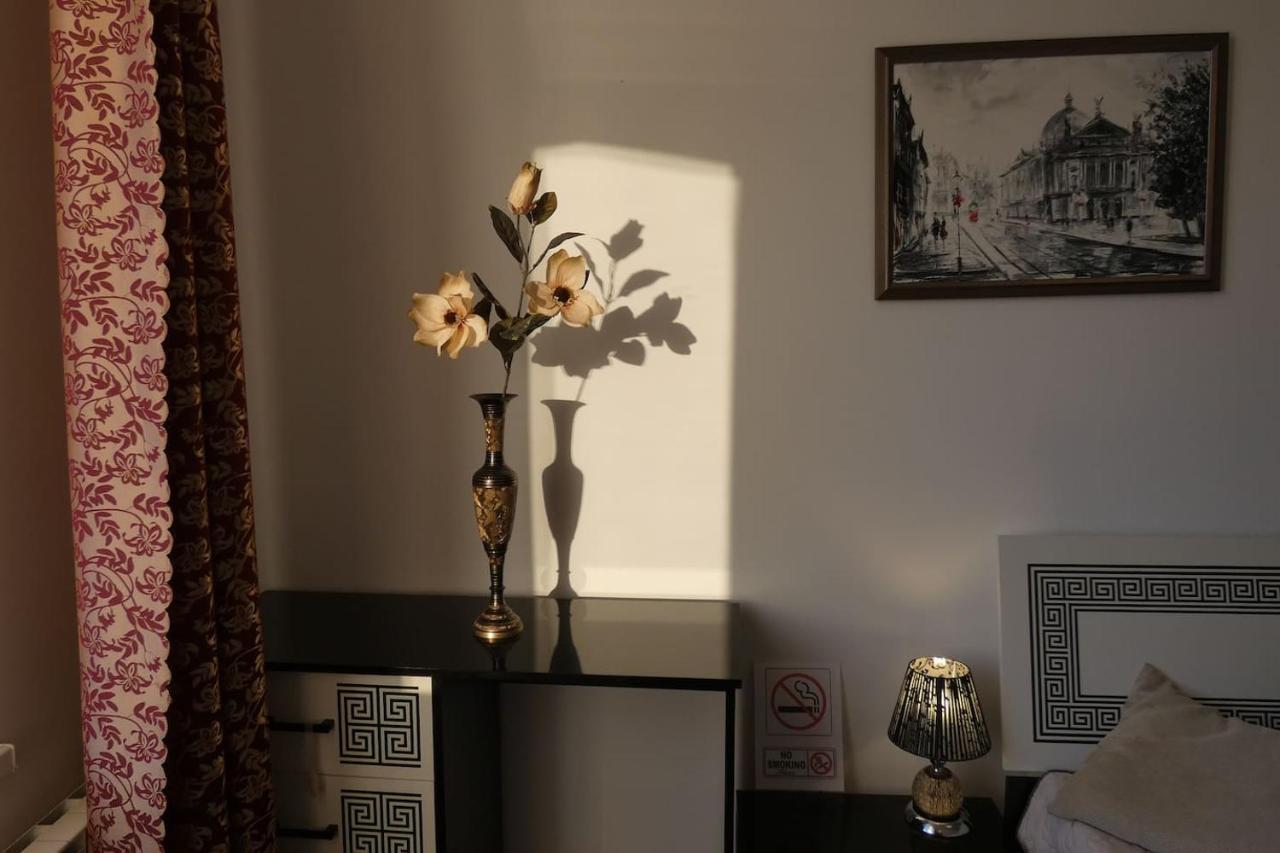 V&O Whitechocolateapt 800 M To Opera Lviv Bagian luar foto